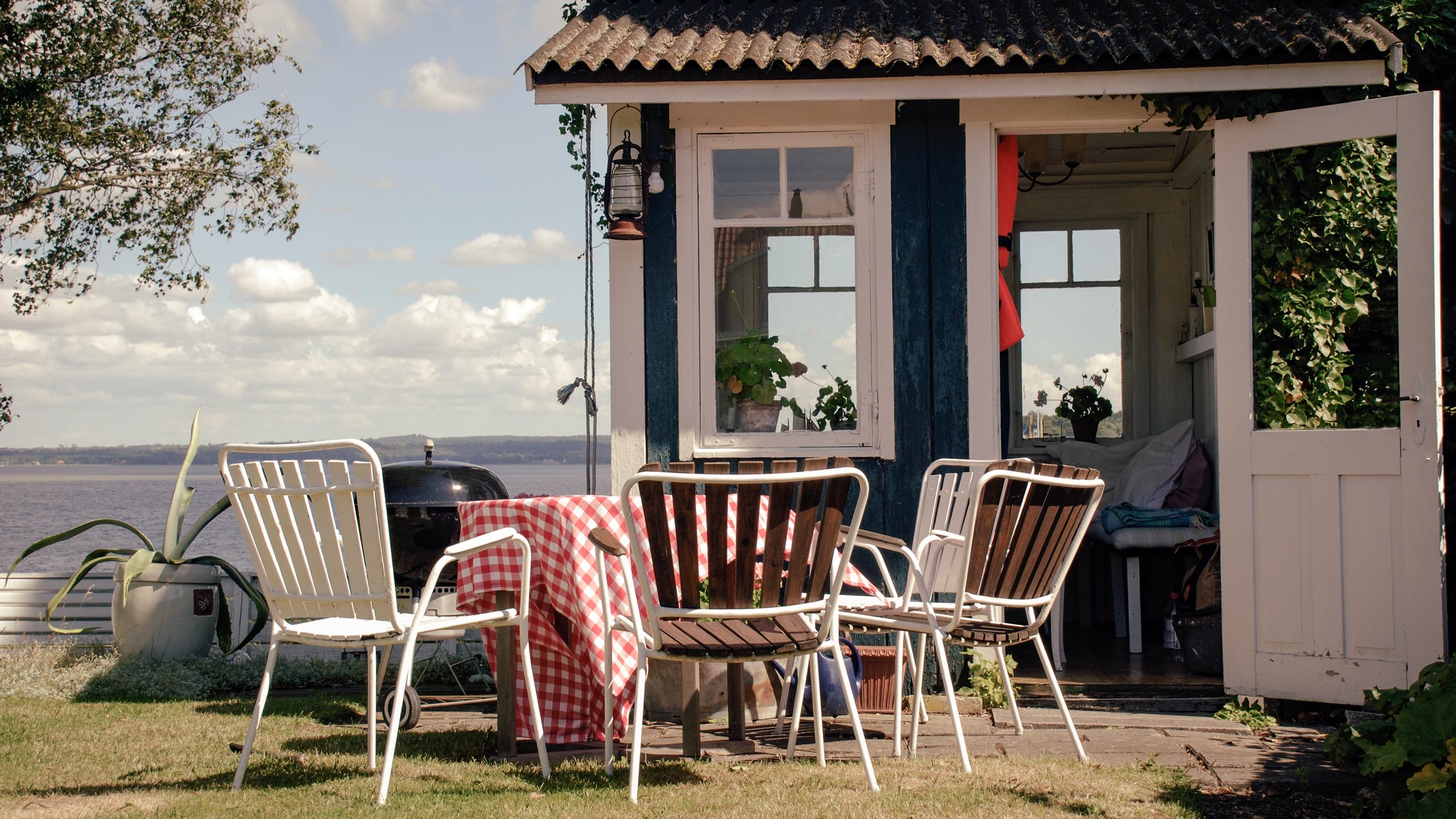 Sommerhus med havemøbler og havudsigt