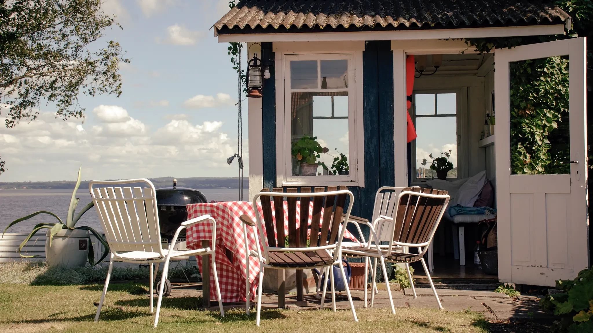 Sommerhus med havemøbler og havudsigt