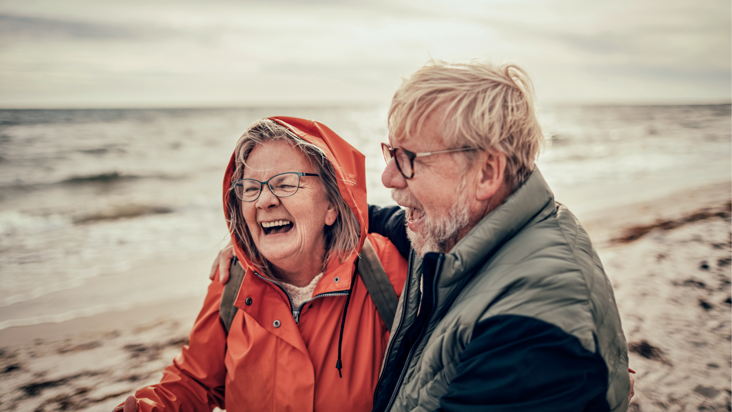 Ældre mand og kvinde på stranden