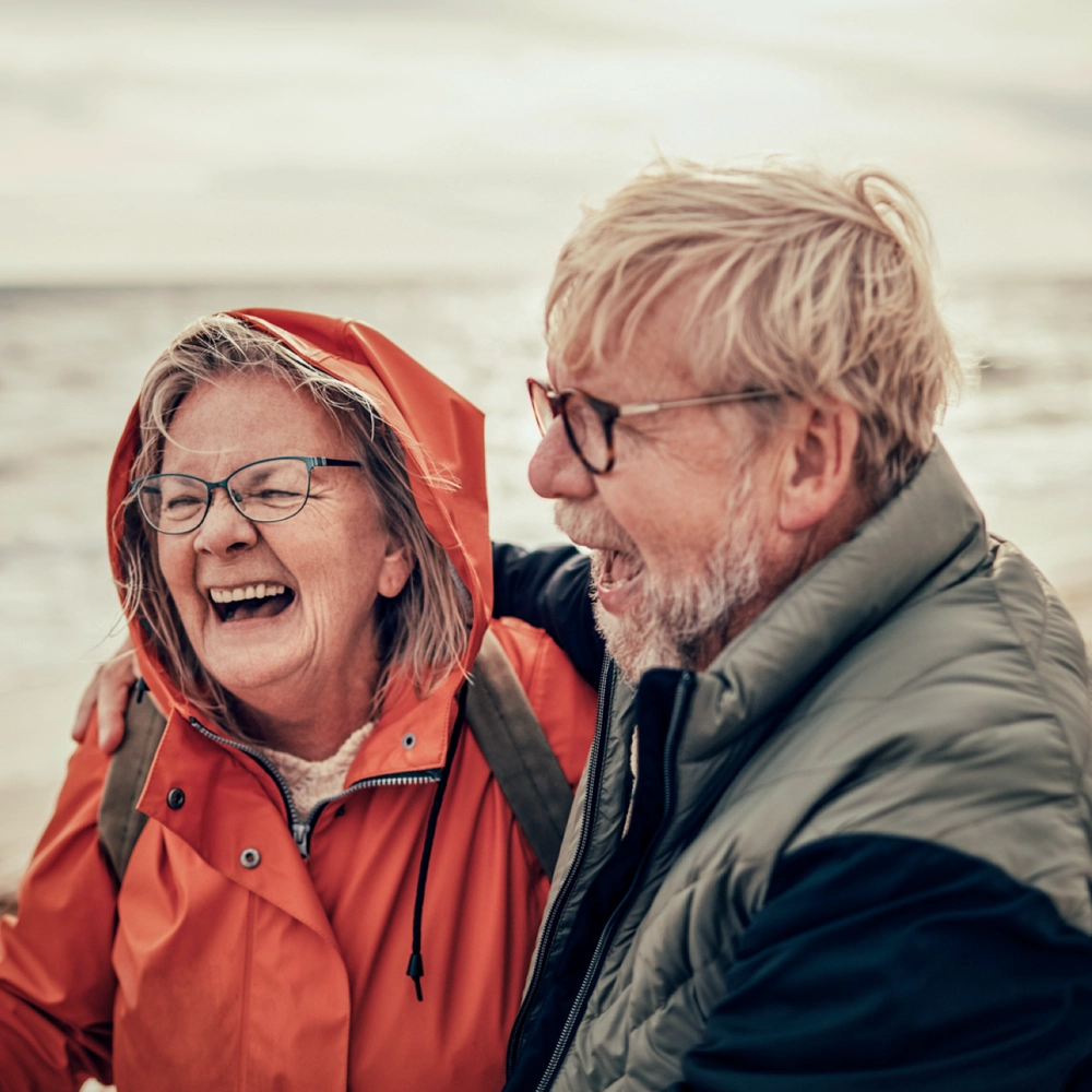 Ældre mand og kvinde på stranden