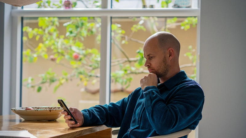 Kvinde på gulv med laptop
