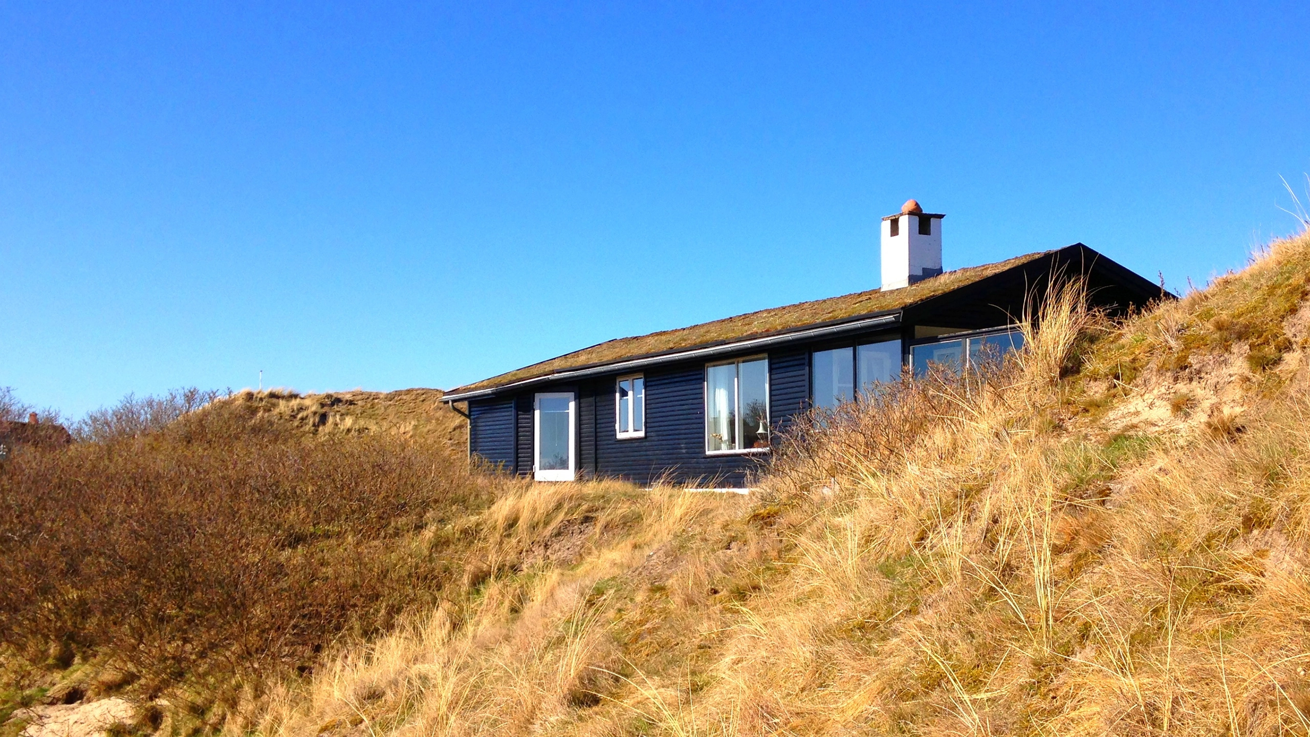Typisk dansk træsommerhus i klitterne