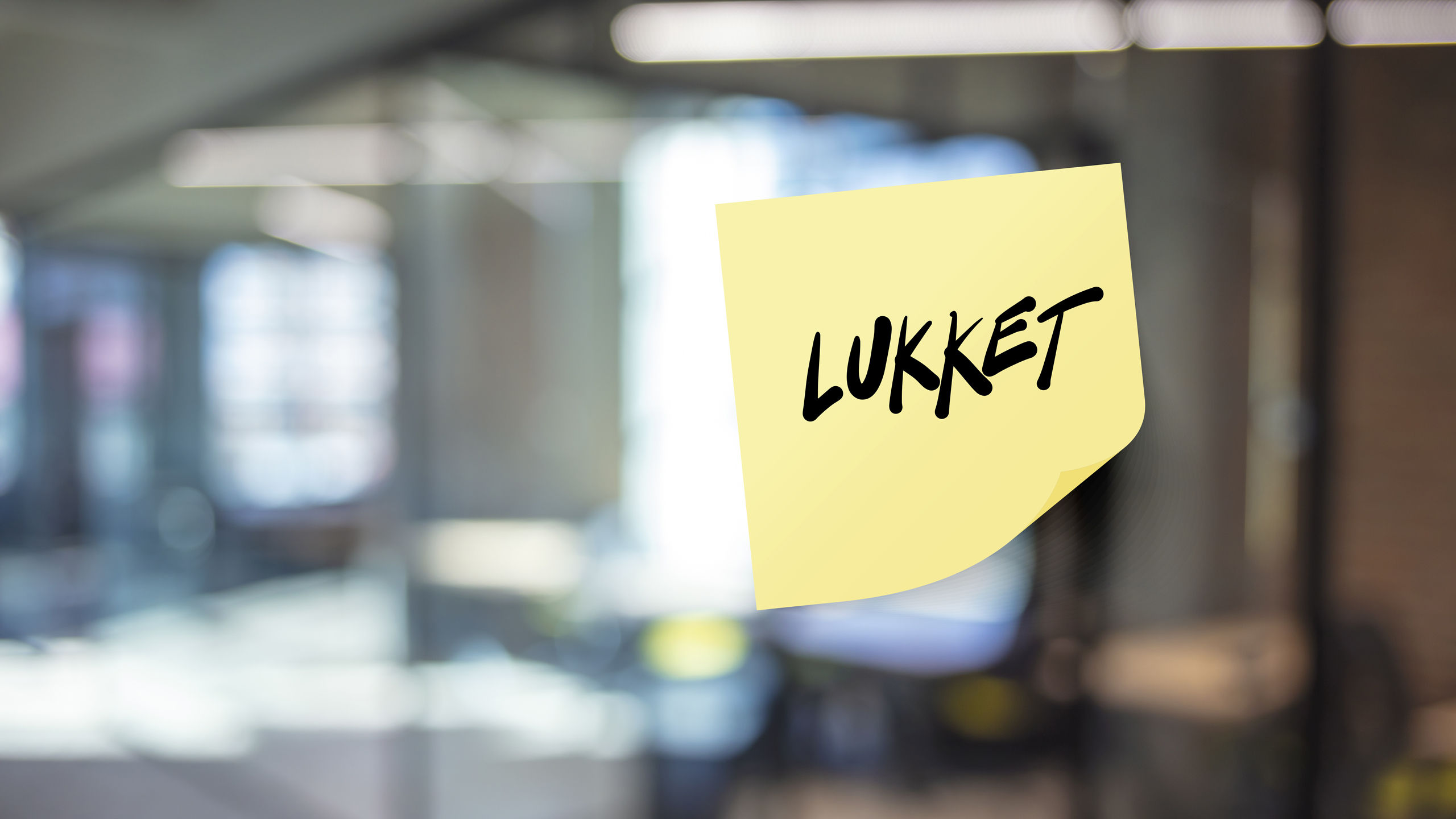 Post-it-note med teksten "LUKKET"