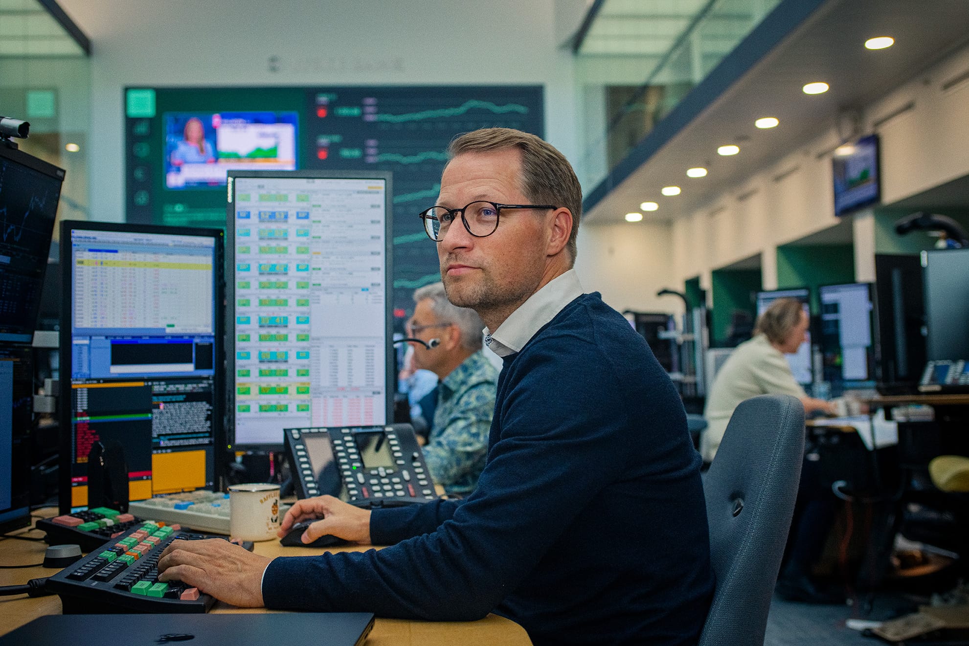 Medarbejder ved avanceret arbejdsplads i Jyske Markets