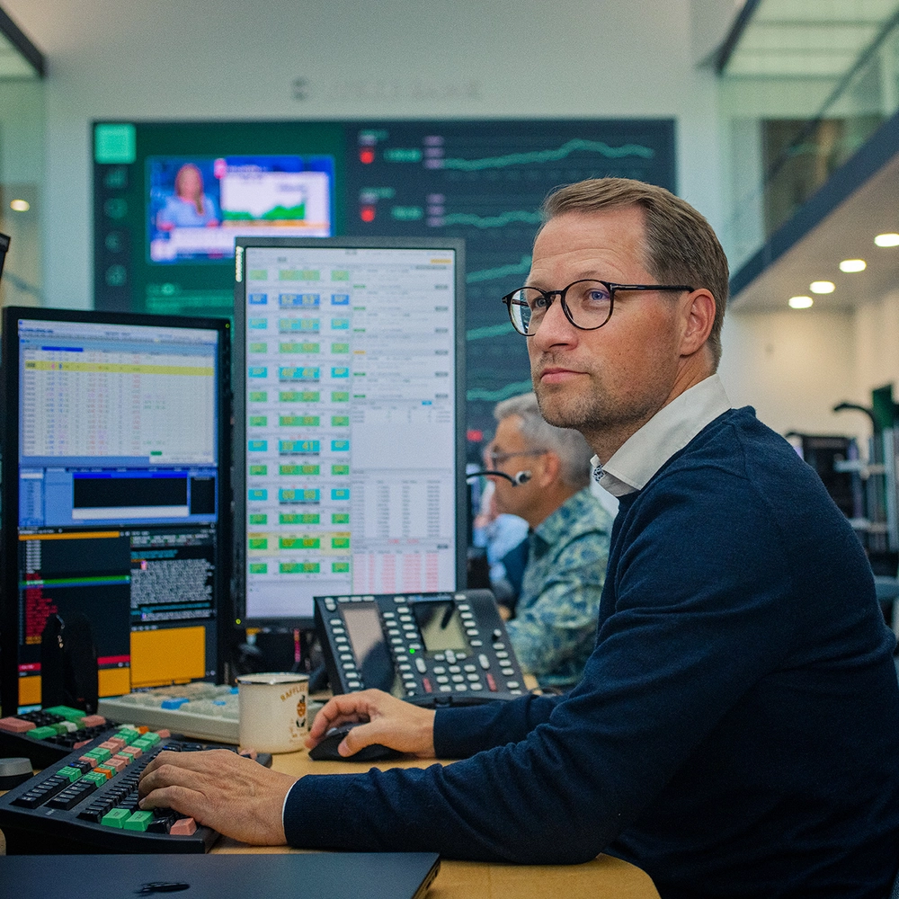 Medarbejder ved avanceret arbejdsplads i Jyske Markets