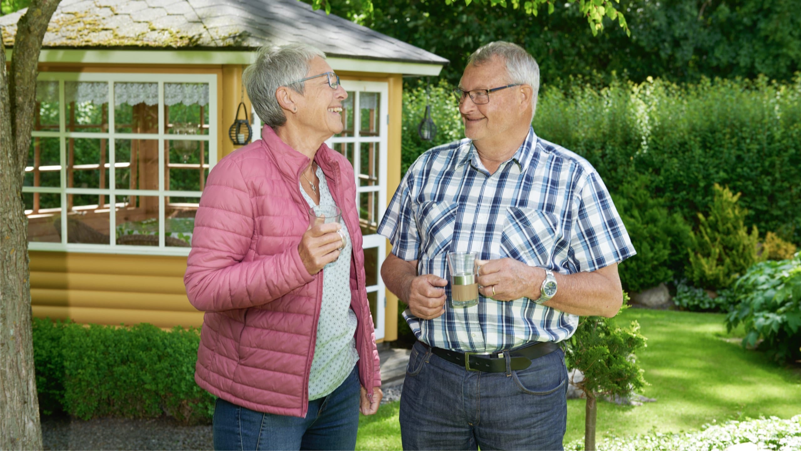 Folkepensionist ægtepar i kolonihave
