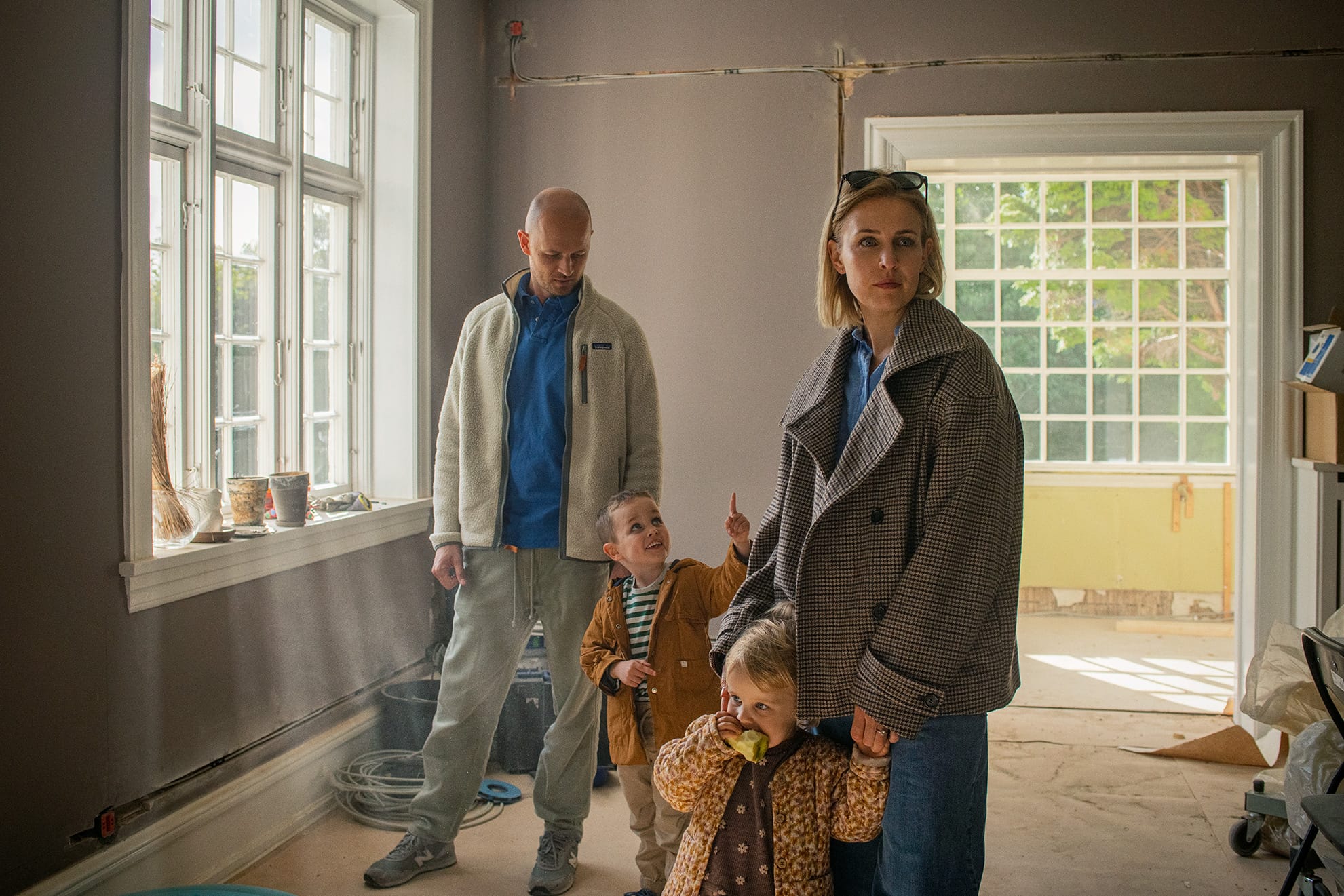 Familie med børn i hus under renovering