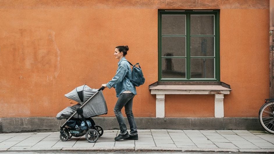 Kvinde med klapvogn