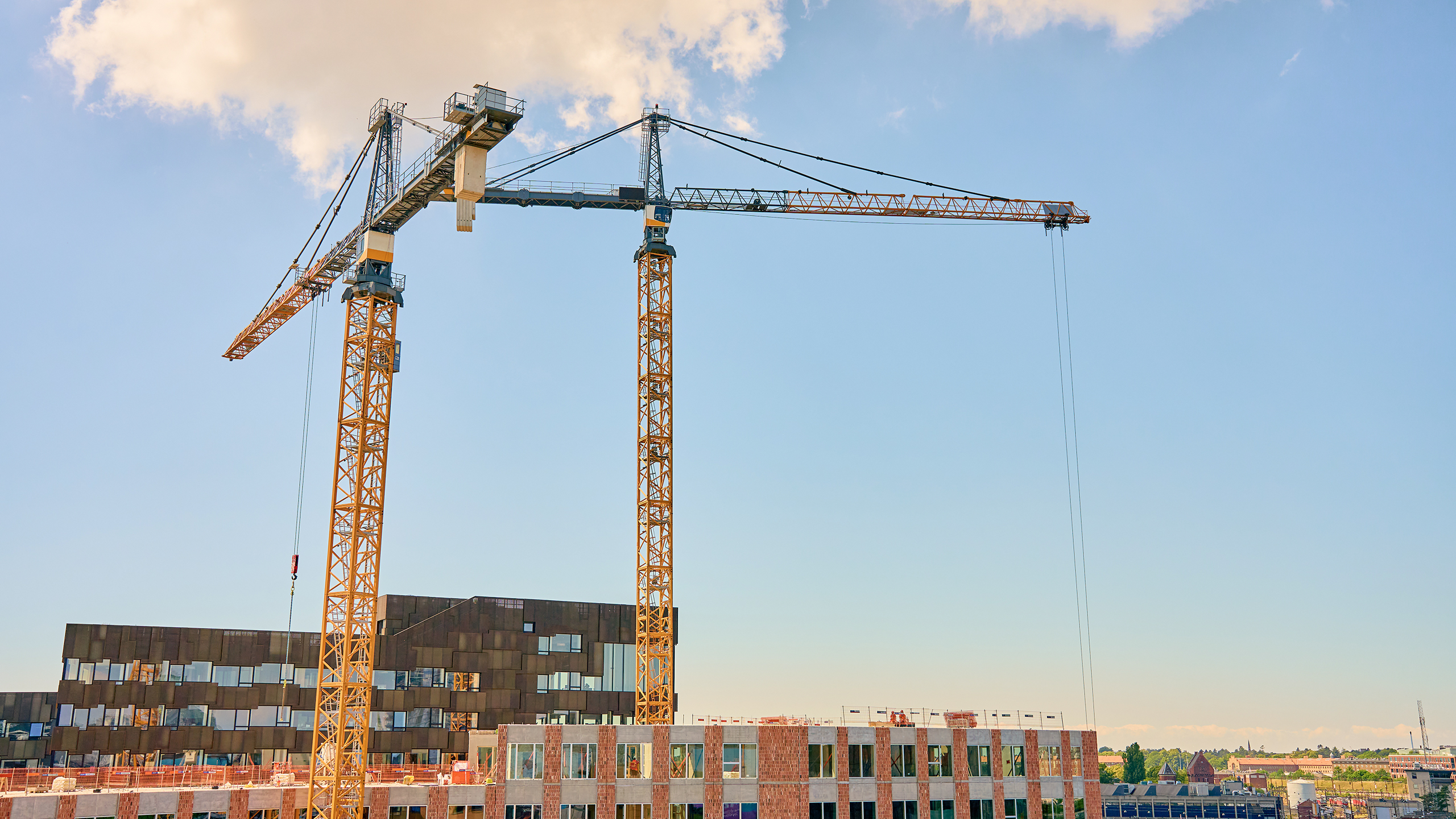 Byggeplads med to kraner