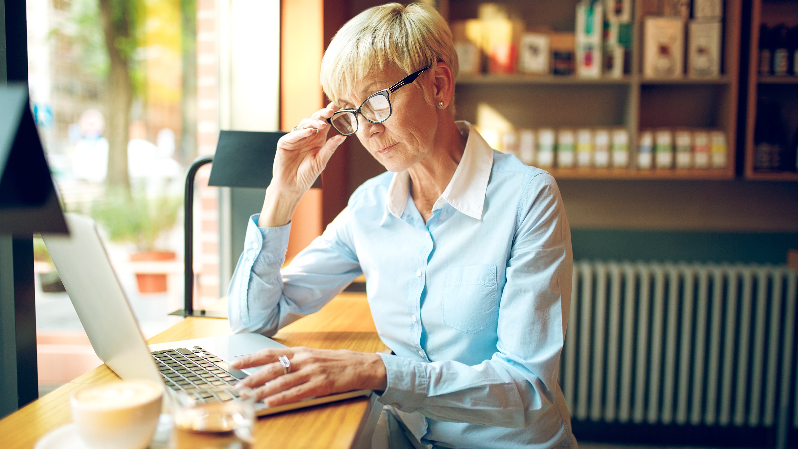 Kvinde arbejder ved computer