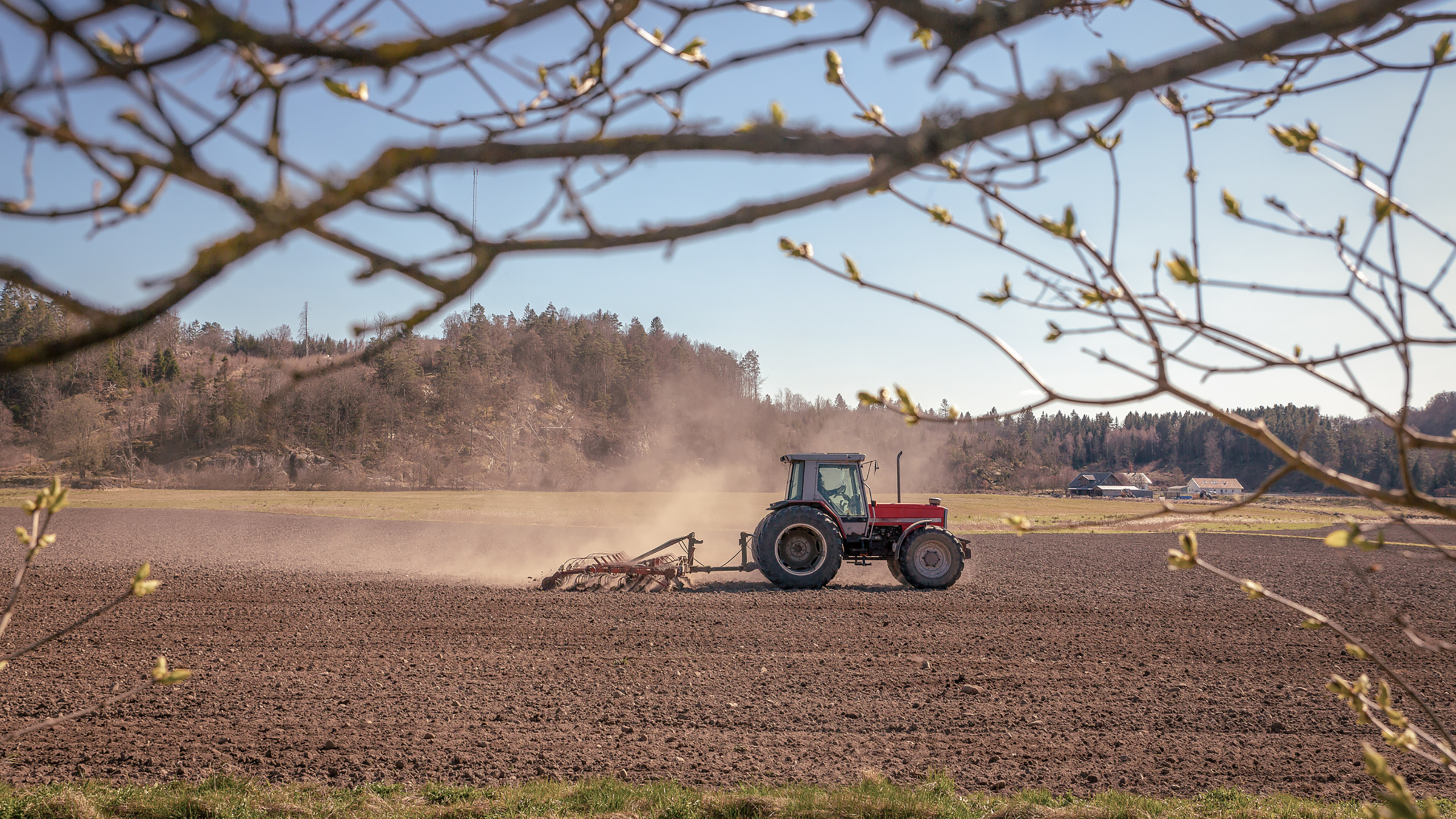 Traktor på mark