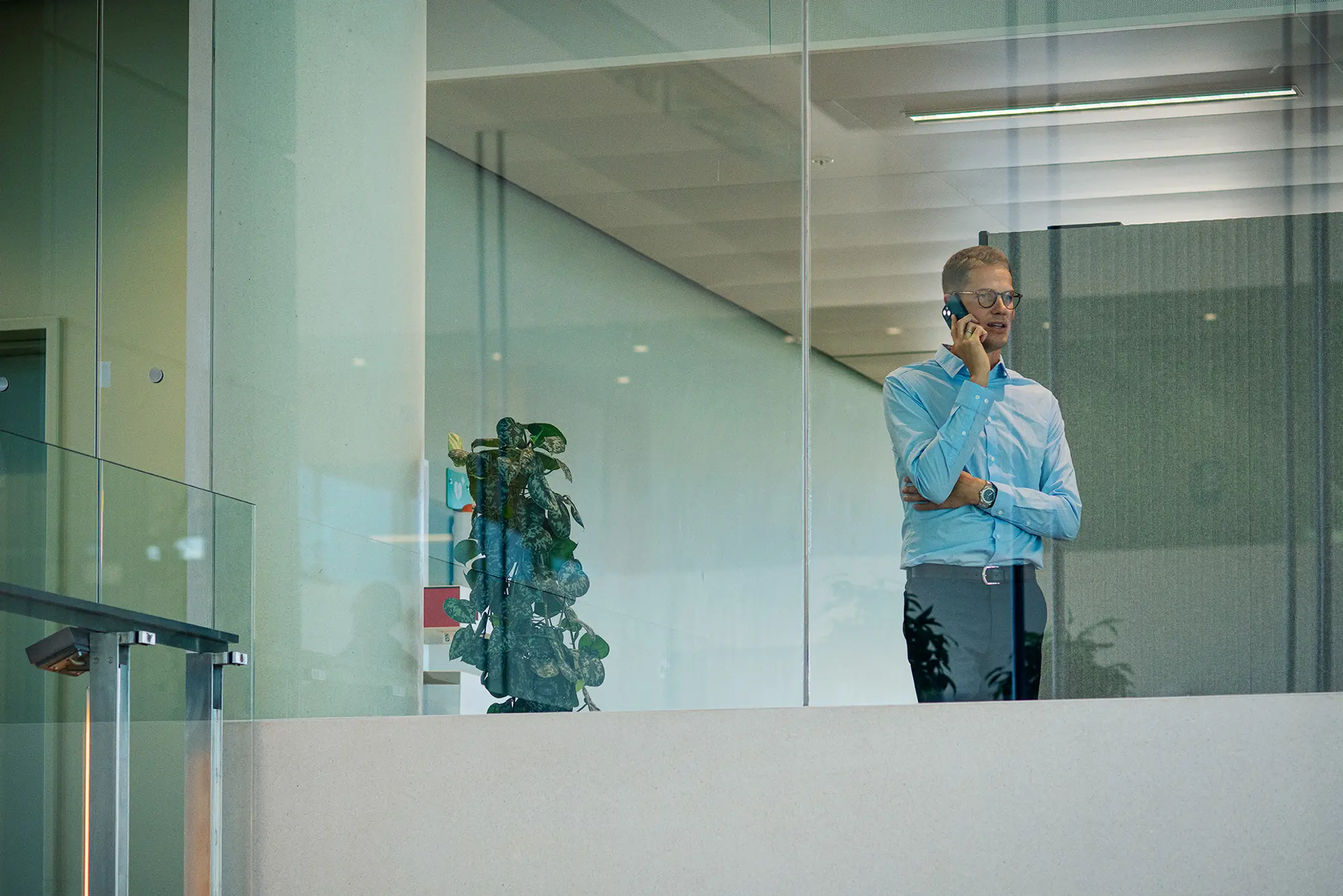 Mand taler i telefon