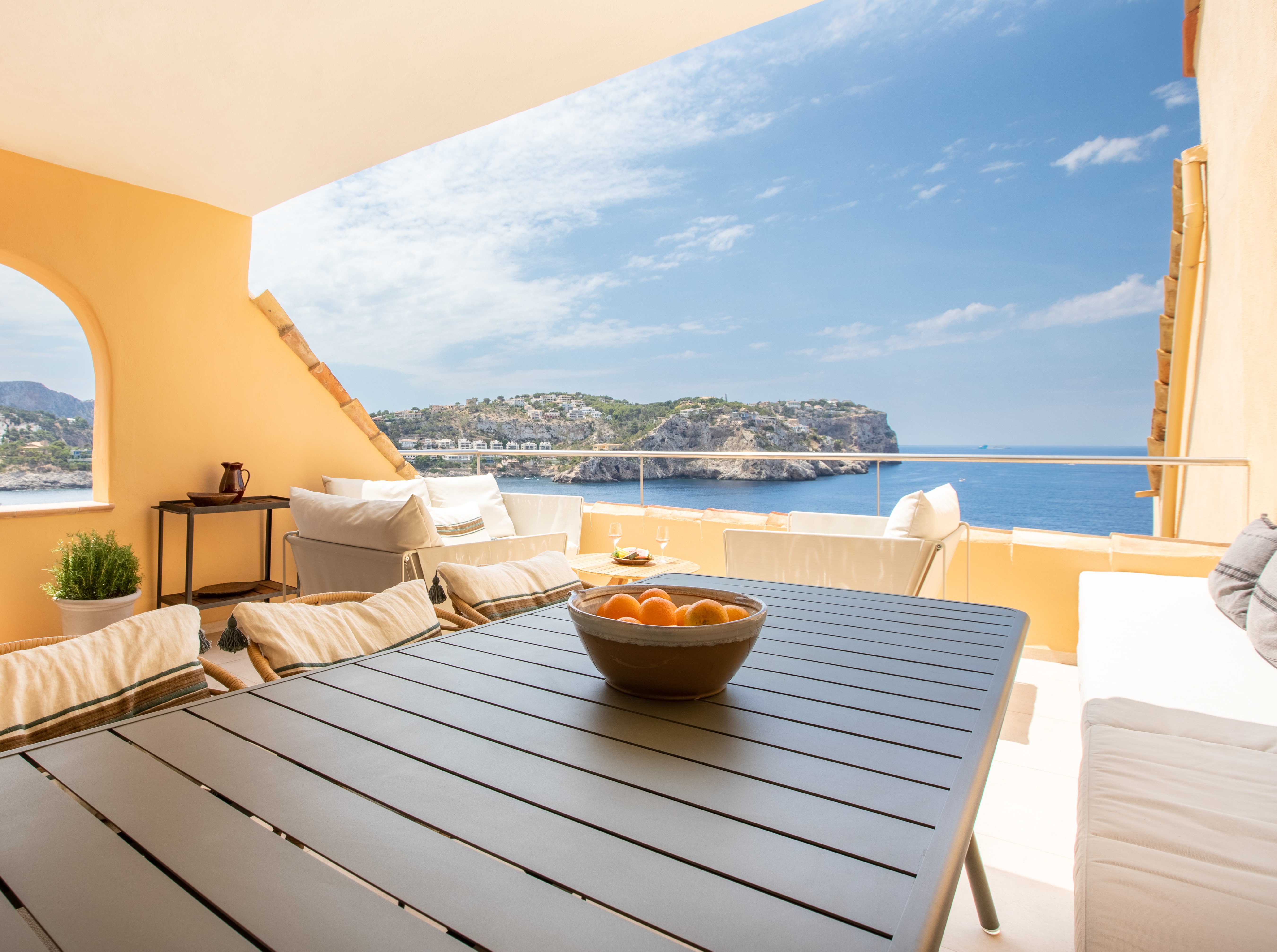 Maritim terrasse med havudsigt