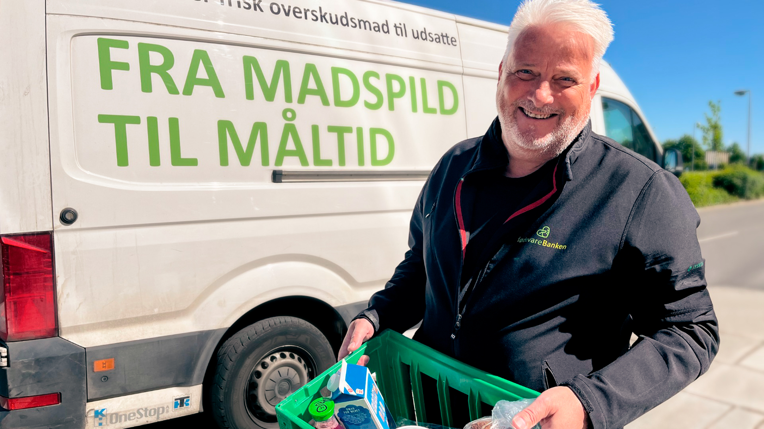 Mand foran hvid varevogn