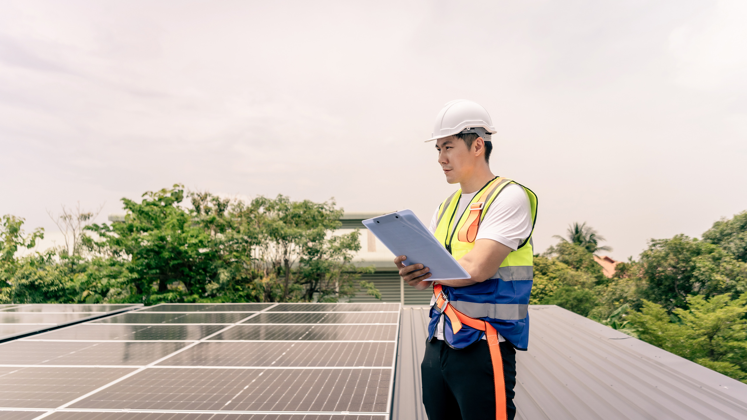 Arbejdsmand på tag med solceller