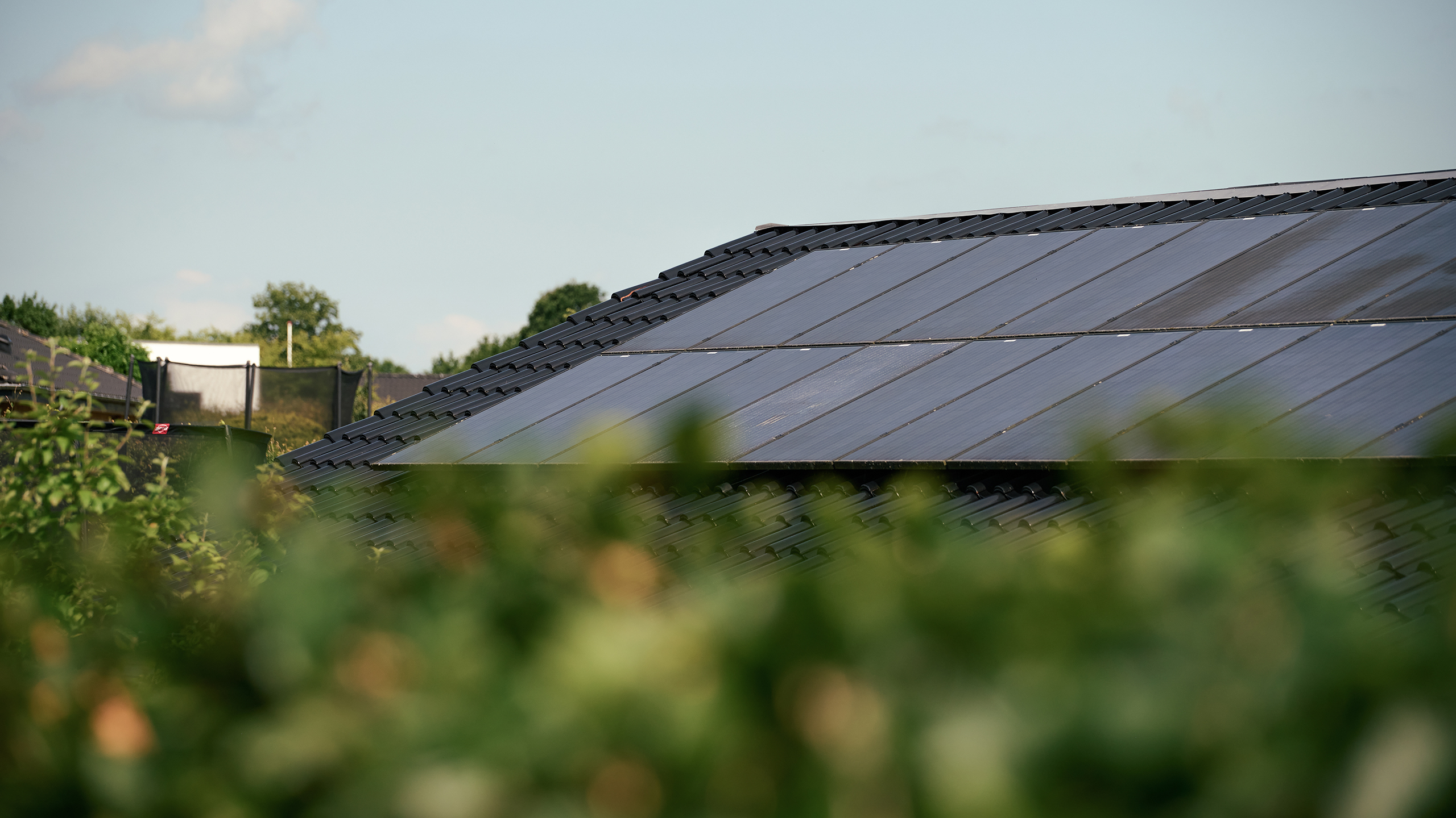 Solceller på sort tag