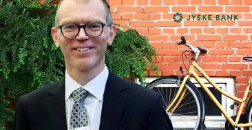 Mikkel Høegh foran rødt murstenshus og gul cykel