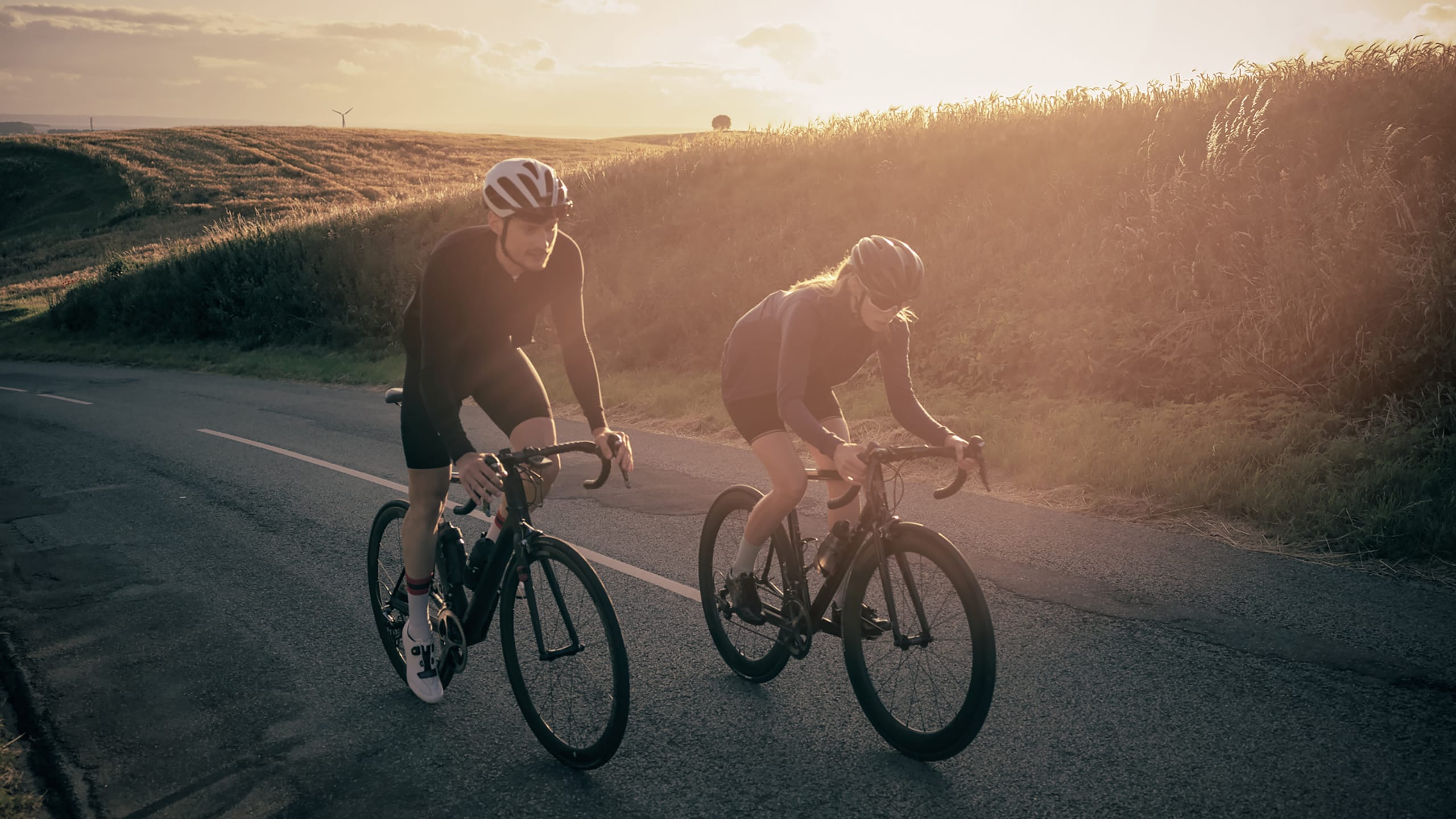 To cykelrytter på vej op af bakke