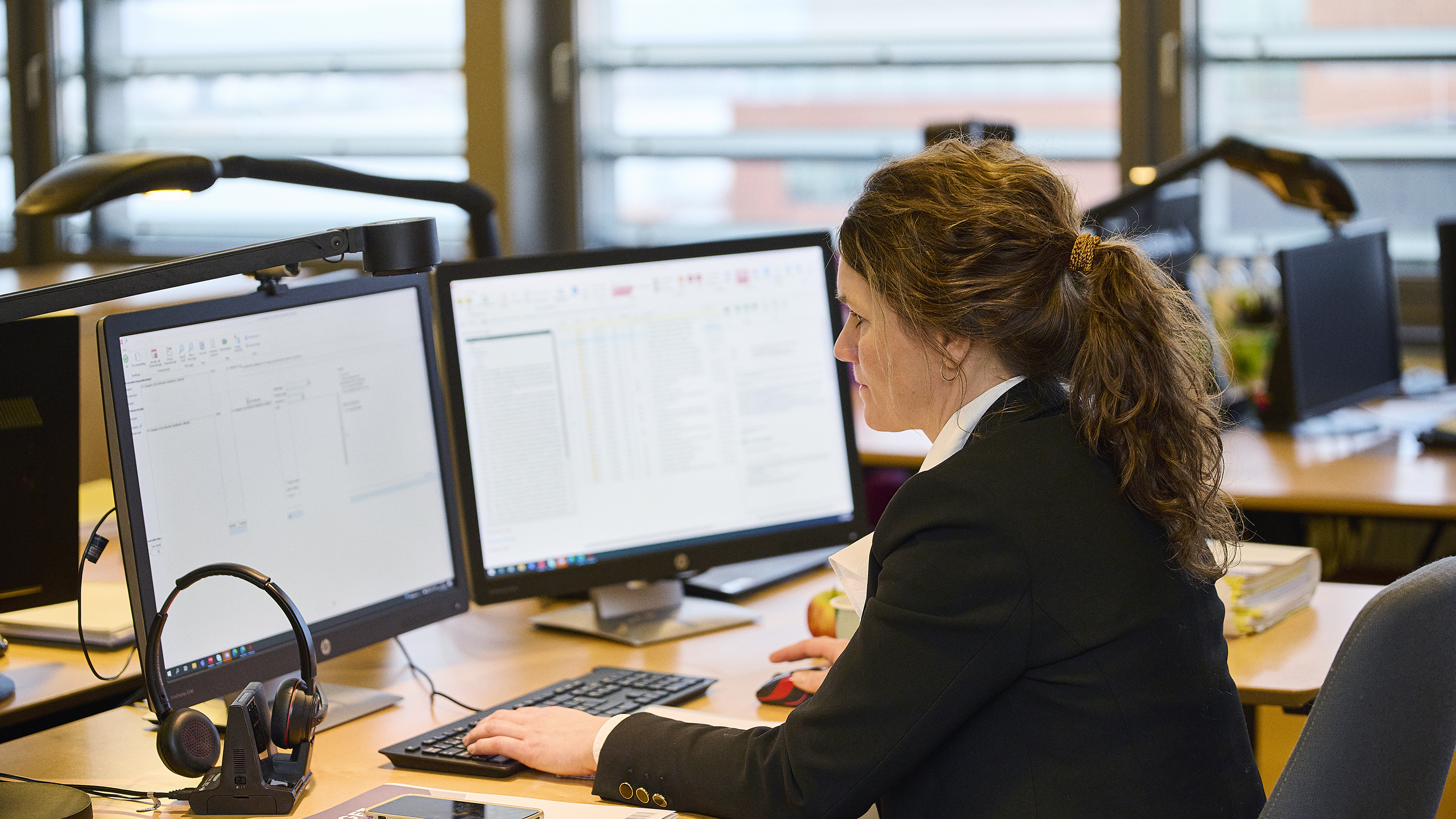 Kvinde på kontor ved computer