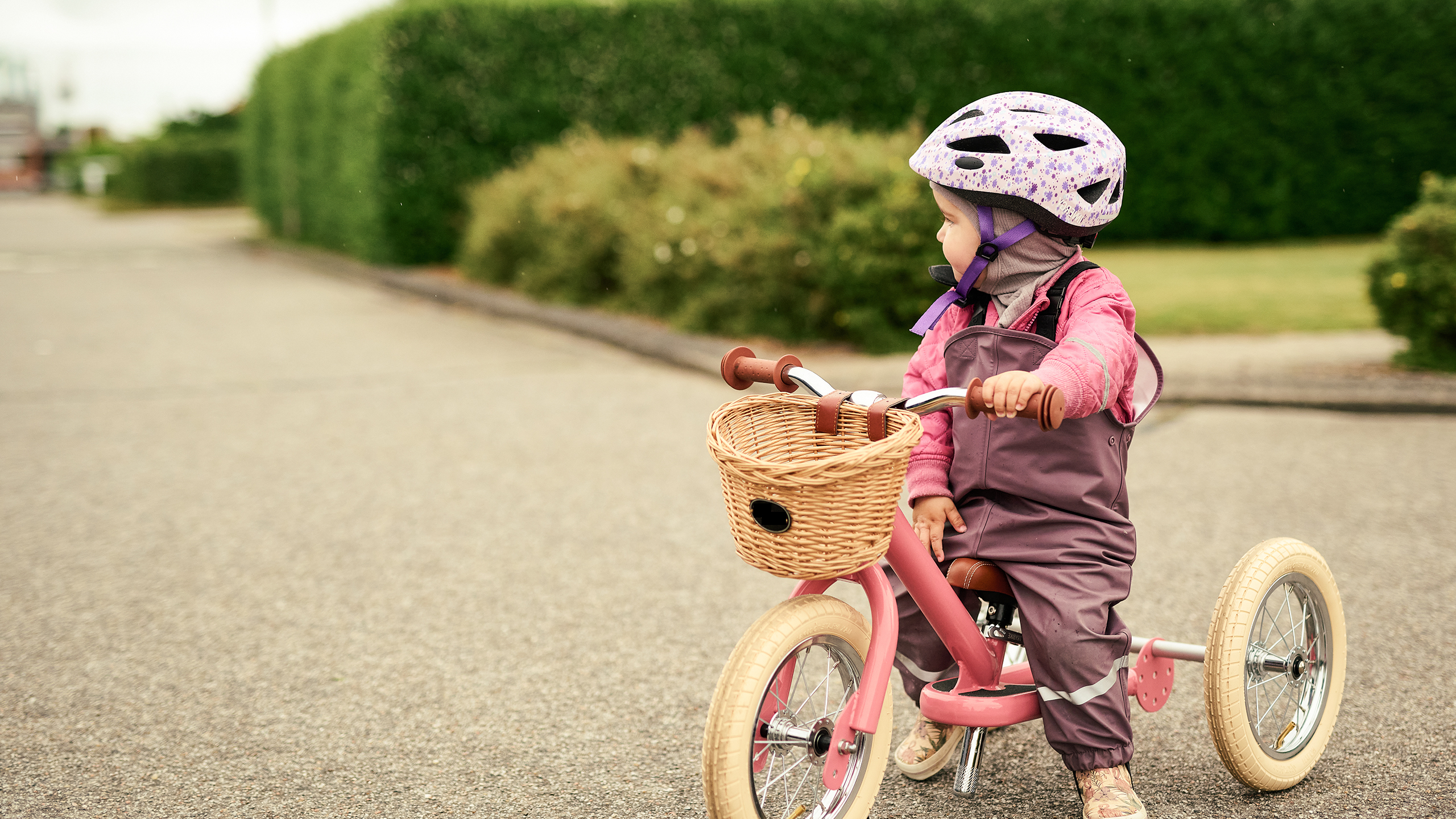 Barn på trehjulet cykel