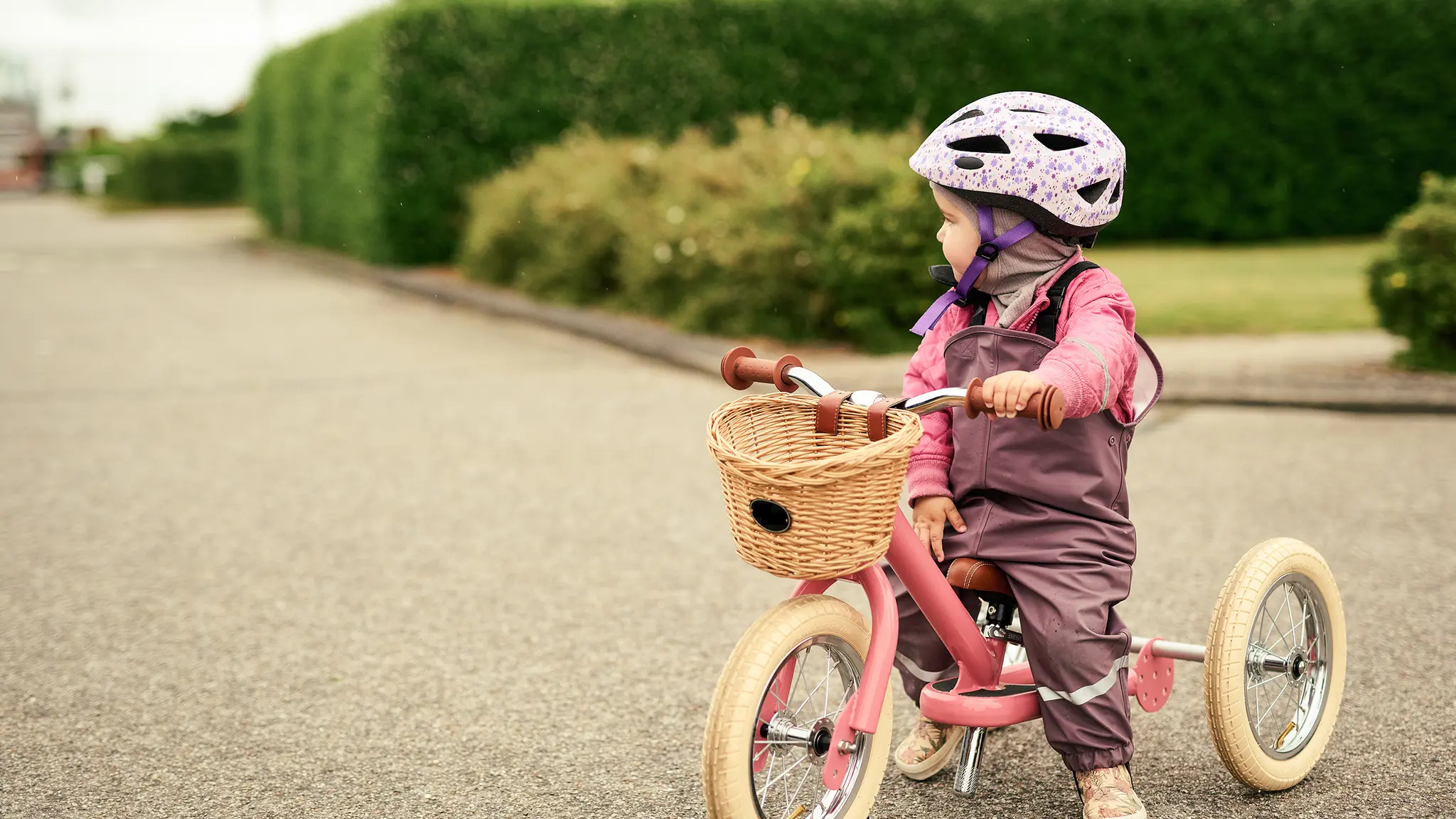 Barn på trehjulet cykel