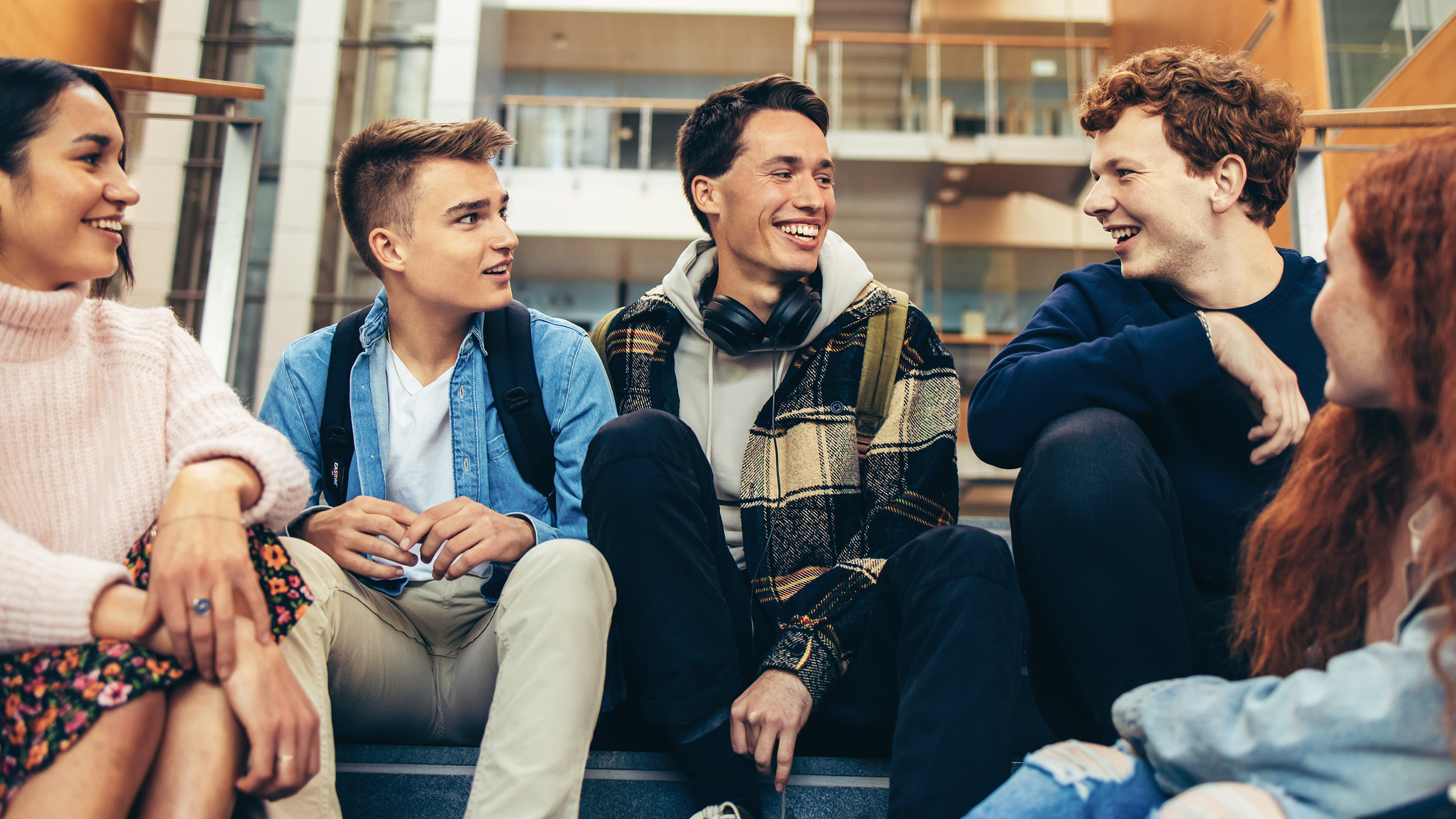 Studerende Unge På Trappe Efterskole