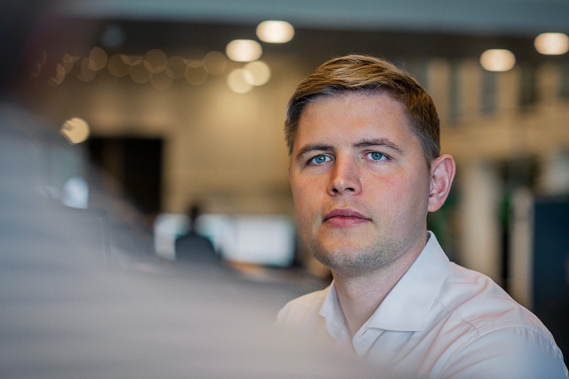Mandlig medarbejder holder møde med en anden person