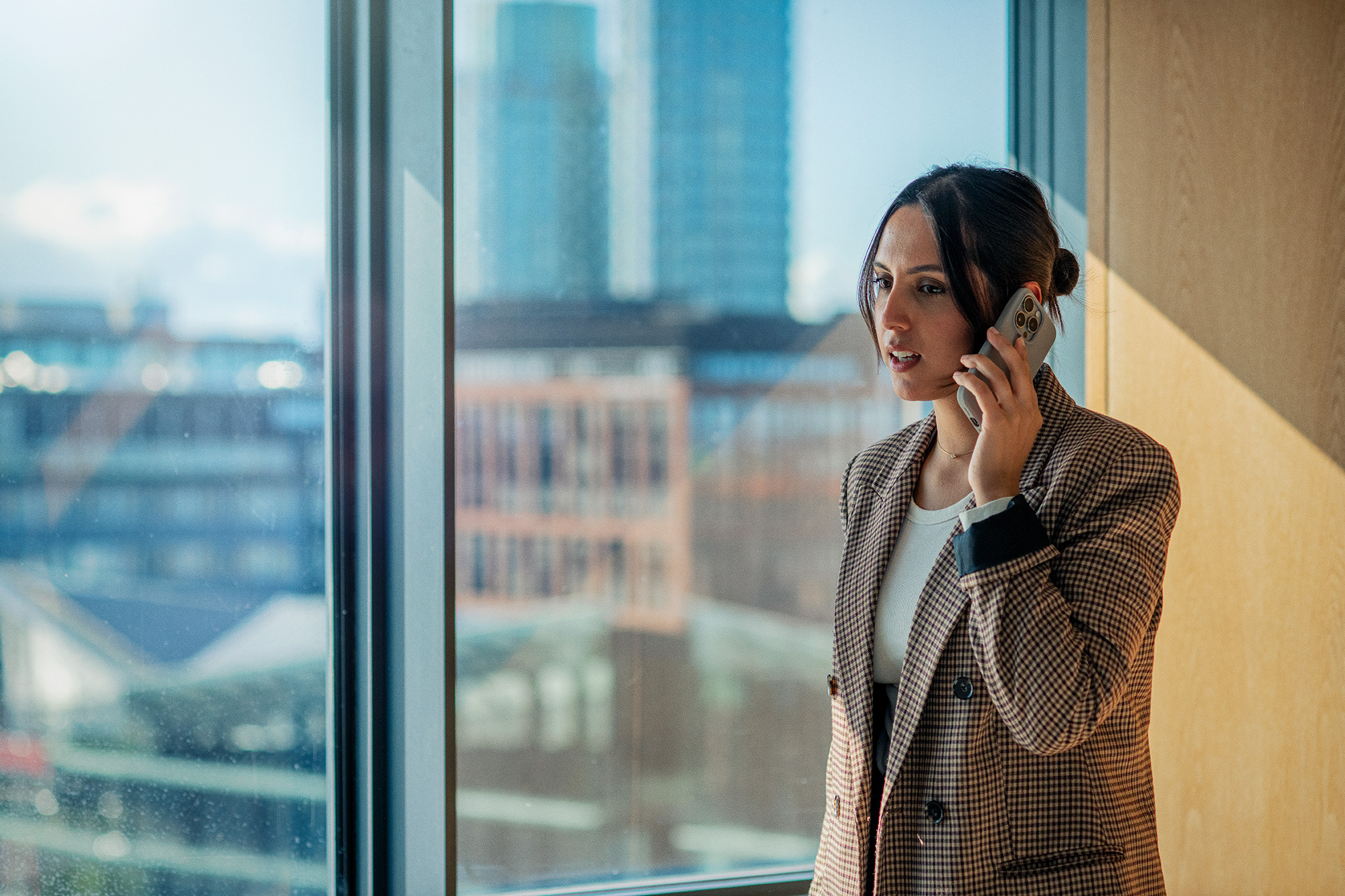 Kvinde taler i telefon