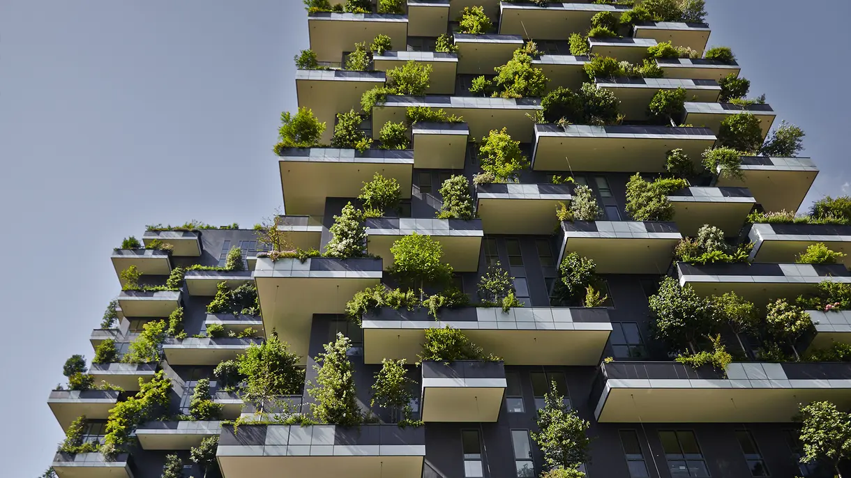 Bæredygtig bygning med grøn beplantning på facaden