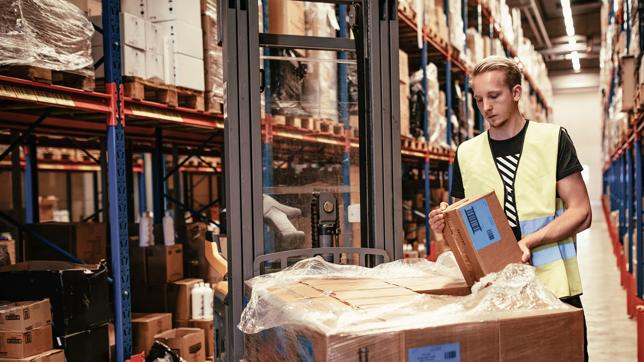 Lagermedarbejder i arbejde på stort lager