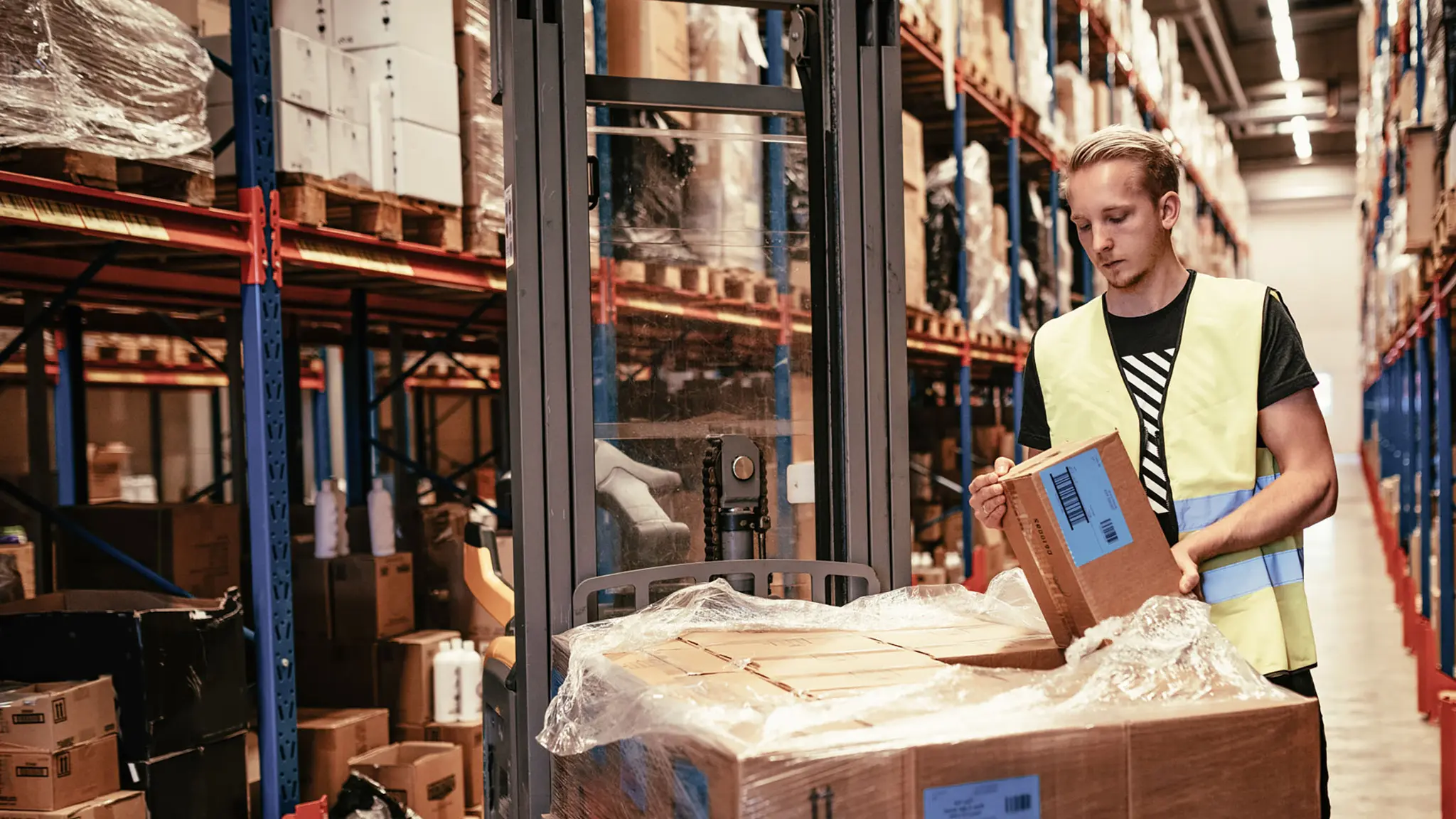 Lagermedarbejder i arbejde på stort lager