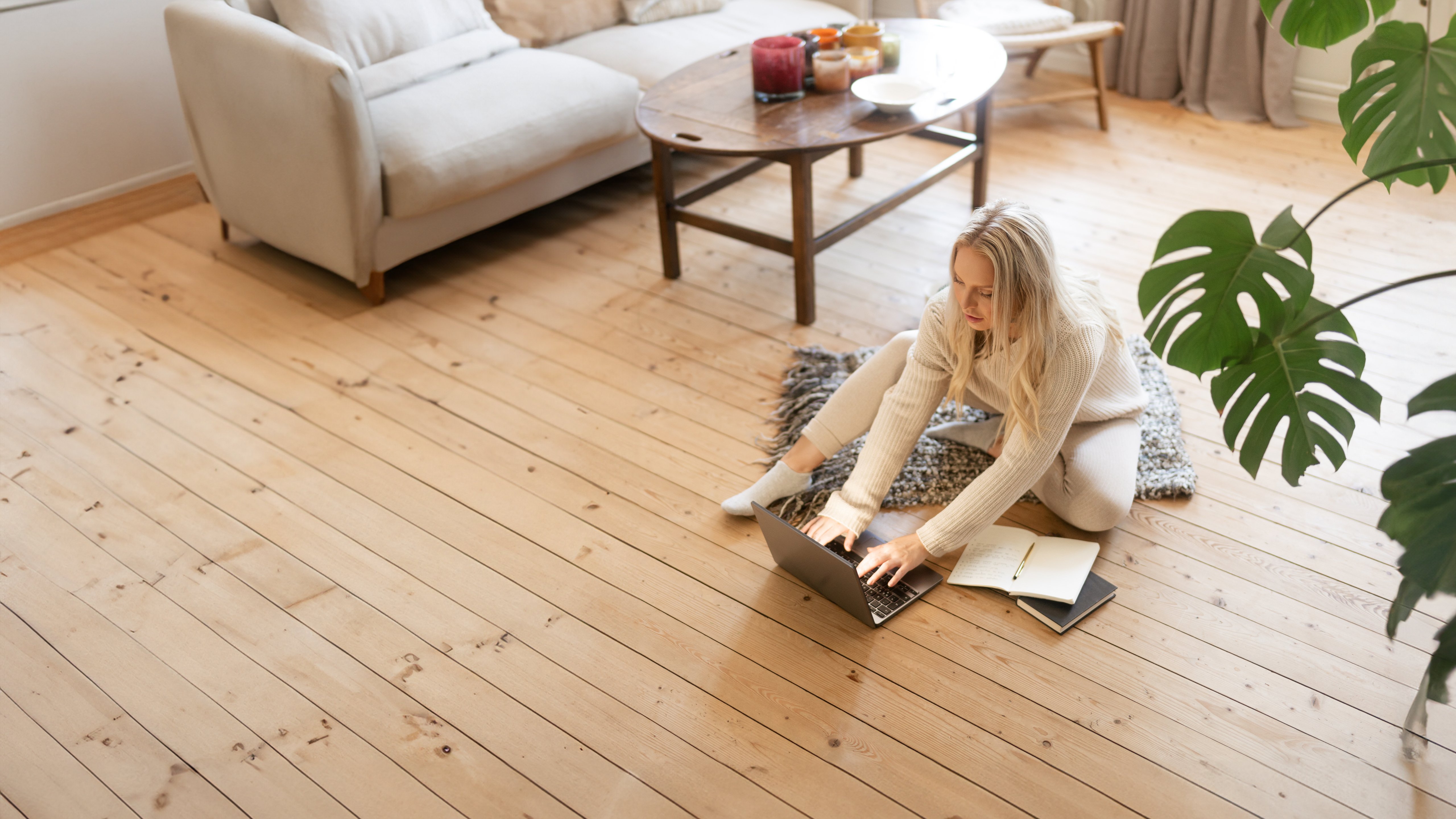 Kvinde på gulv med laptop