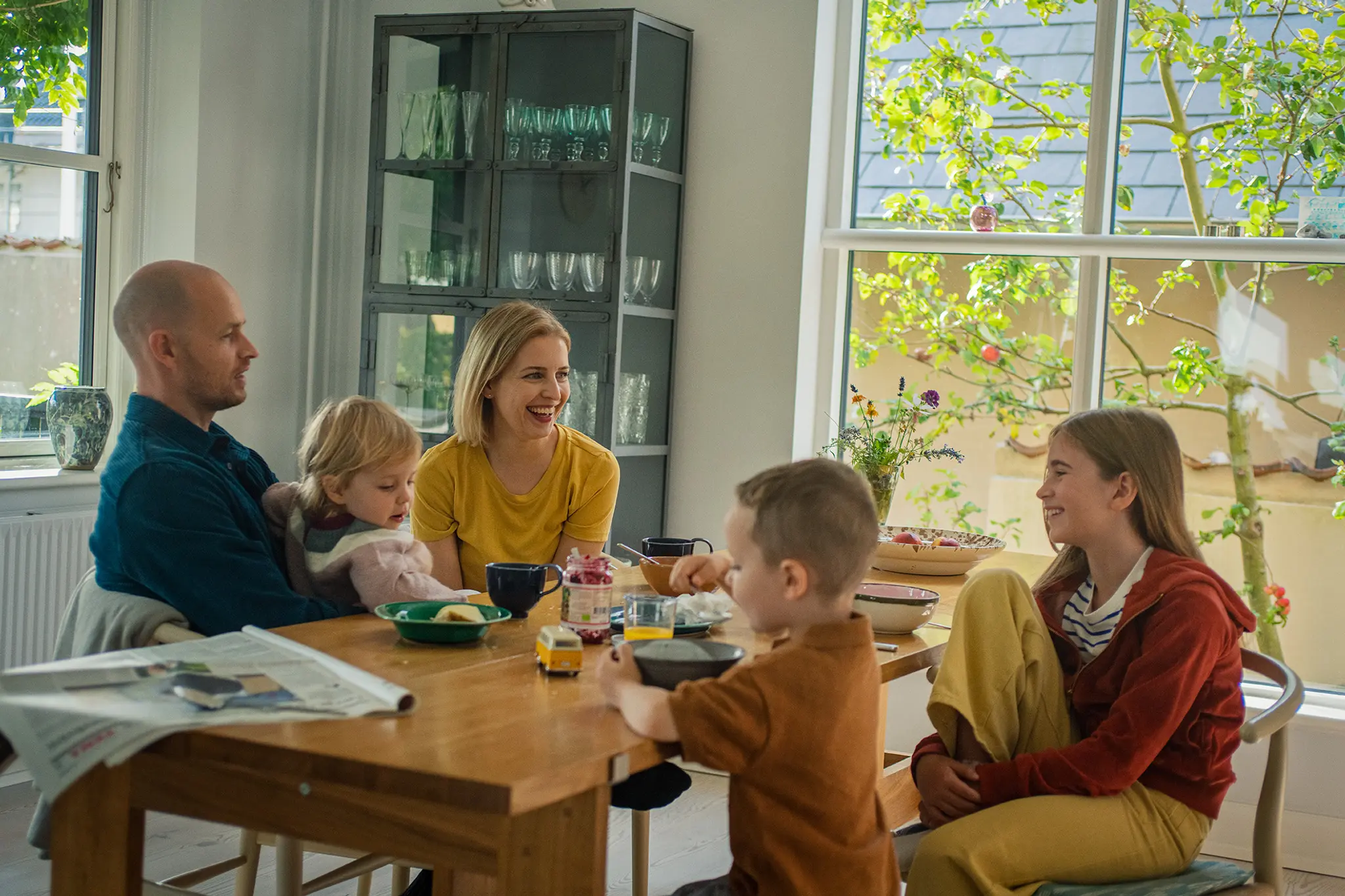 Familie spiser kage og hygger sig