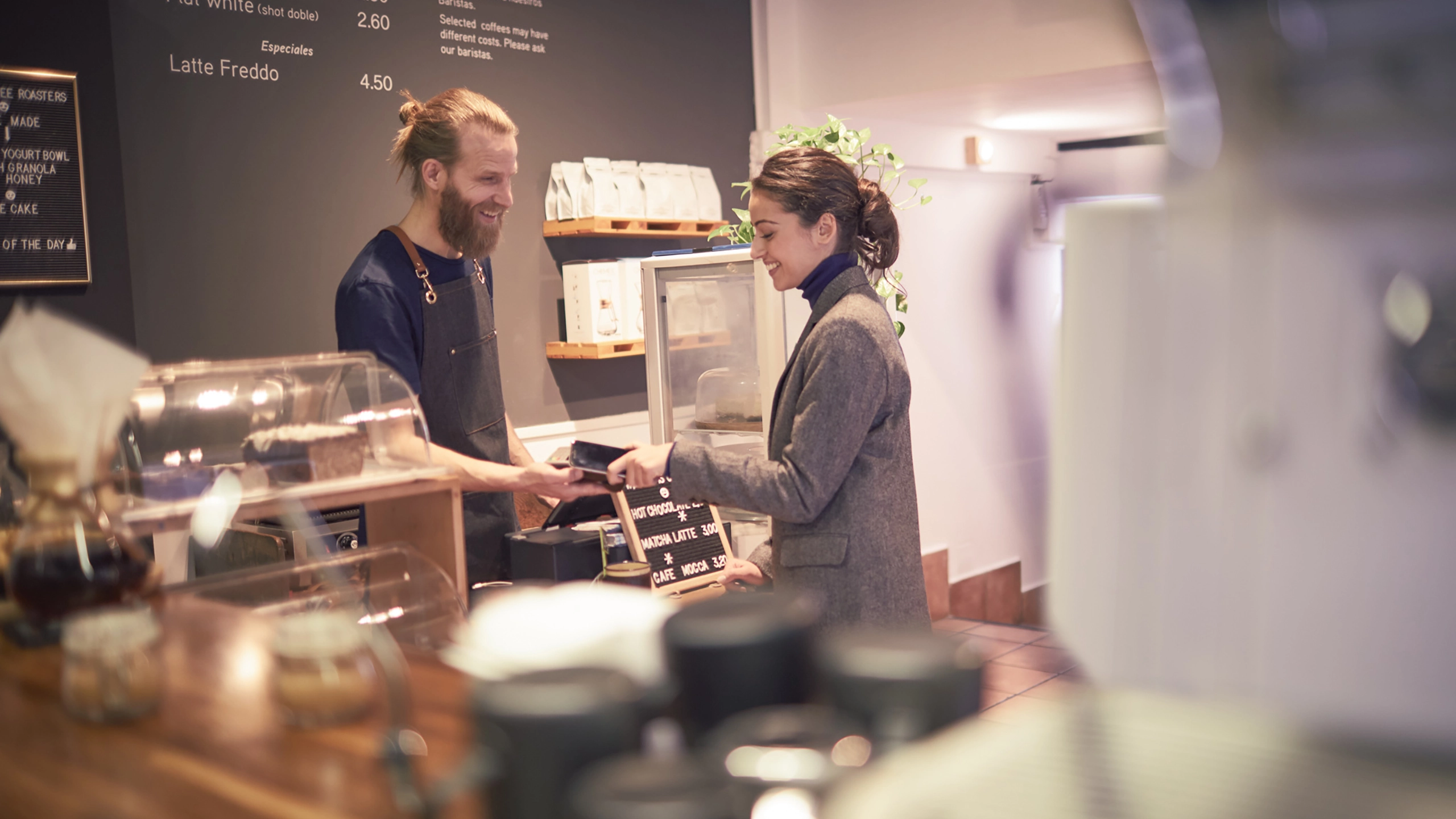 Kvinde betaler i cafe