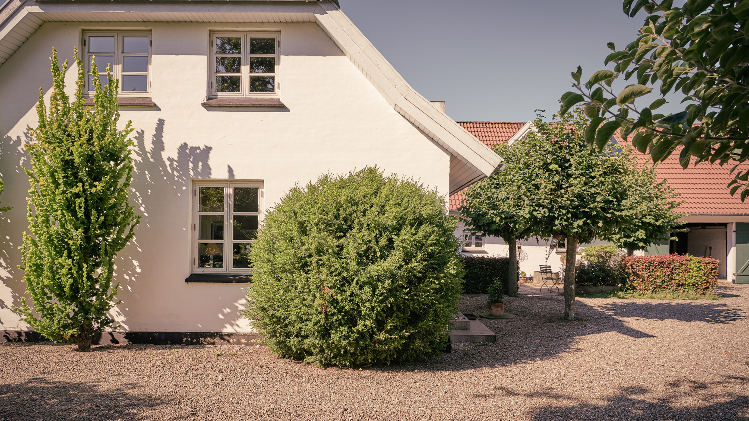 Hvid villa i 30'er-stil set forfra