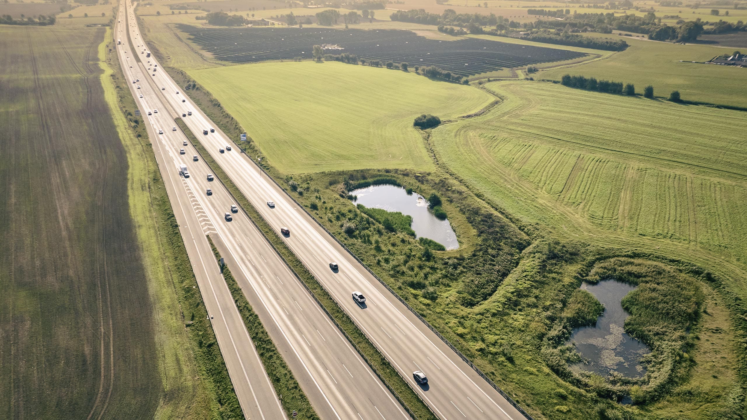 Landskab med motorvej igennem 