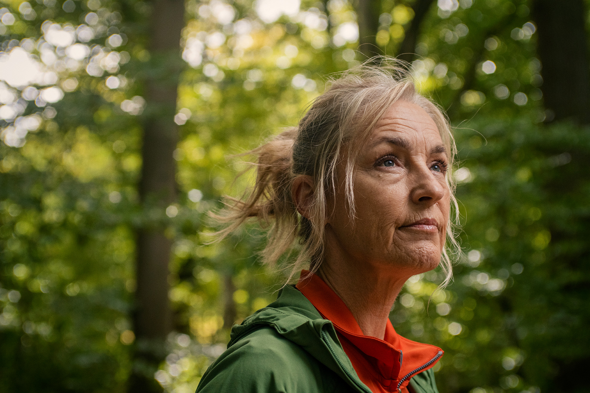 Ældre kvinde i skov